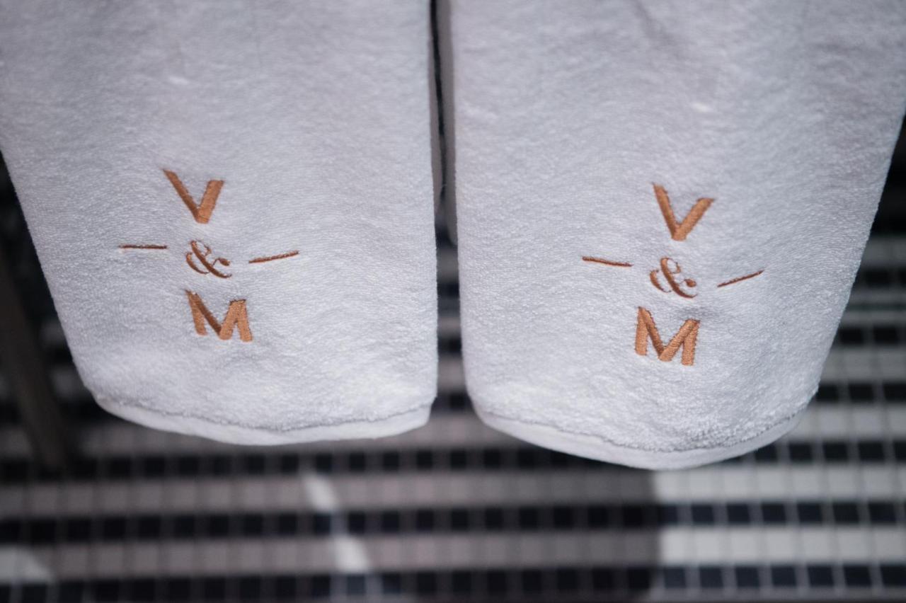 Vintry & Mercer Hotel - Small Luxury Hotels Of The World Londres Exterior foto The V&M logo on the sleeves of the V&M uniform